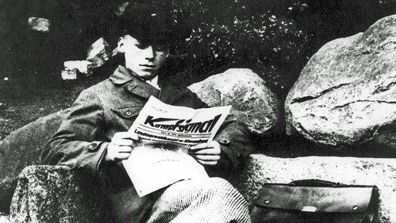Willy Brandt liest 1932 im "Kampfsignal", dem Presseorgan der Sozialistischen Deutschen Arbeiterpartei © Willy Brandt Archiv im AdsD der Friedrich-Ebert-Stiftung 