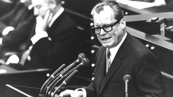 Willy Brandt verliest 1969 im Bonner Bundestag seine Regierungserklärung © picture alliance/AP Images 