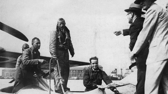 Wolfgang von Gronau und seine Begleiter nach der Landung am 26. August in New York. © picture alliance/IMAGNO Foto: IMAGNO/Austrian Archives