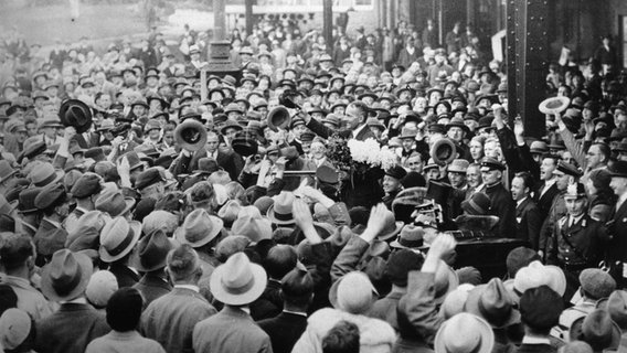 Wolfgang von Gronau und seine Besatzung werden nach ihrer Rückkehr 1930 in Hamburg jubeln begrüßt. © picture alliance/IMAGNO Foto: IMAGNO/Austrian Archives