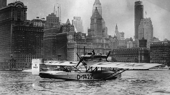 Die "Dornier Wal" D-1422 im Jahr 1930 auf dem Hudson River vor der Skyline von New York. © dpa-Bildfunk Foto: Dornier
