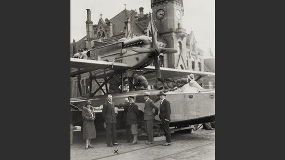 Aufmontieren des Flugbootes auf dem Kai der Hamburg-Amerika-Linie von Hapag Lloyd nach der Ankunft mit dem Dampfer "Hamburg" aus New York. Zweiter von rechts: Wolfgang von Gronau. © Picture Alliance Foto: akg-Images