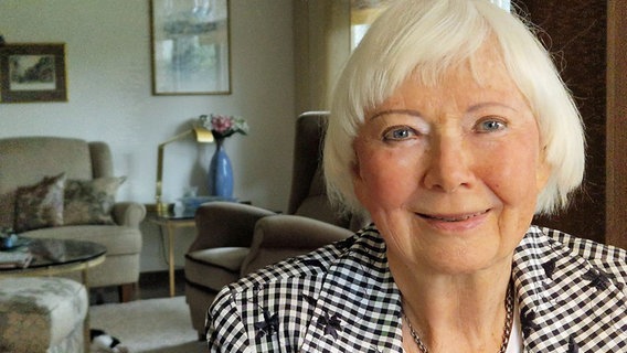 Gerda Fricke, Zeitzeugin des Zweiten Weltkriegs, sitzt in ihrem Wohnzimmer und schaut in die Kamera. Gerda Fricke, Zeitzeugin des Zweiten Weltkriegs, sitzt in ihrem Wohnzimmer und schaut in die Kamera. © NDR Foto: Josephine Lütke