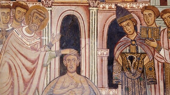 Ein Fresco in der Silvester-Kapelle der Basilika Santi Quattro Coronati in Rom zeigt die Taufe des Kaisers Konstantin durch Papst Silvester I. © picture-alliance / akg 