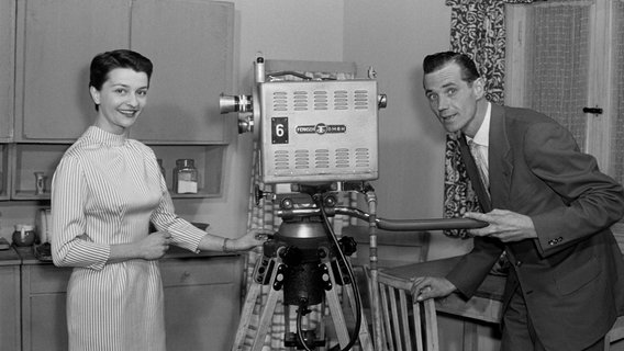 Fernsehansagerin Irene Koss besucht 1957 mit dem 1.000.000sten Fernsehteilnehmer Franz Leekes die Studios in Hamburg Kokstedt. Fernsehansagerin Irene Koss besucht 1957 mit dem 1.000.000sten Fernsehteilnehmer Franz Leekes die Studios in Hamburg Kokstedt. © NDR
