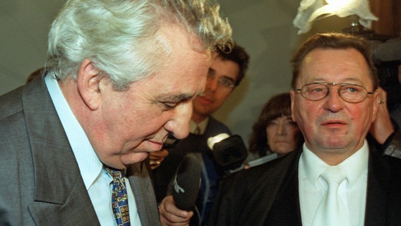Der letzte DDR-Staats- und Parteichef Egon Krenz (l) steht am 8. November 1999 vor der Urteilsverkündung im Revisionsprozess vor dem Bundesgerichtshof im Landgericht Leipzig neben seinem Verteidiger Dieter Wissgott (r). In seinem Urteil bestätigt der BGH das Urteil des Berliner Landgerichts von 1997 und Krenz muss wegen Totschlags an DDR-Flüchtlingen für sechseinhalb Jahre ins Gefängnis. Der letzte DDR-Staats- und Parteichef Egon Krenz (l) steht am 8. November 1999 vor der Urteilsverkündung im Revisionsprozess vor dem Bundesgerichtshof im Landgericht Leipzig neben seinem Verteidiger Dieter Wissgott (r). In seinem Urteil bestätigt der BGH das Urteil des Berliner Landgerichts von 1997 und Krenz muss wegen Totschlags an DDR-Flüchtlingen für sechseinhalb Jahre ins Gefängnis. © picture-alliance / ZB Foto: Wolfgang Kluge