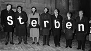 Kriegsdienstgegner protestieren 1962 in Nürnberg gegen eine Soldaten-Vereidigung. © picture-alliance / Karl Schnörrer Foto: Karl Schnörrer