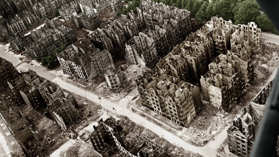 Luftaufnahme von zerstörten Wohnblocks in Hamburg, um 1945. © picture alliance / akg Foto: akg-images