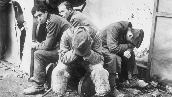 Erschöpfte deutsche Soldaten nach der Gefangennahme im Zweiten Weltkrieg - ohne Ort, ohne Jahr. © picture alliance / akg-images 