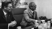 DDR-Politiker Werner Lamberz (l.) und Staatsratsvorsitzender Erich Honecker am 11. September 1972 © picture alliance / akg-images 