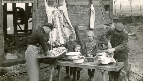 Zwei Bauern nehmen ein geschlachtetes Schwein aus. © Archiv Ortsheimatpflege Güntersen 