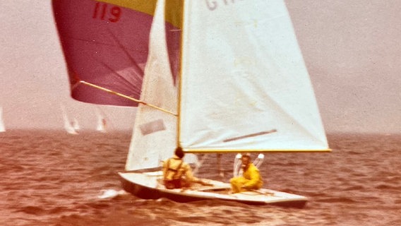Segler Heinz Laprell und sein Teamkollege 1972 auf einem Boot. © privat 