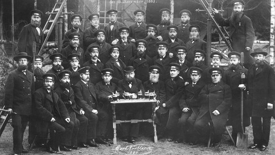 Ein Gruppenfoto der Laternenanzünder aus Altona und Ottensen, 1883 © Gasnetz Hamburg 