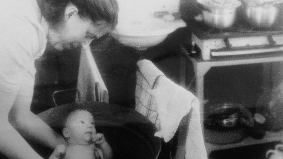 Hanna Laux mit ihrem ersten Kind 1951 © privat 