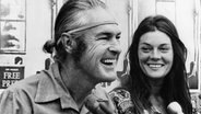 Timothy Leary und seine Frau Rosemary bei einer Pressekonferenz 1969. © CSU Archives/Everett Collection 