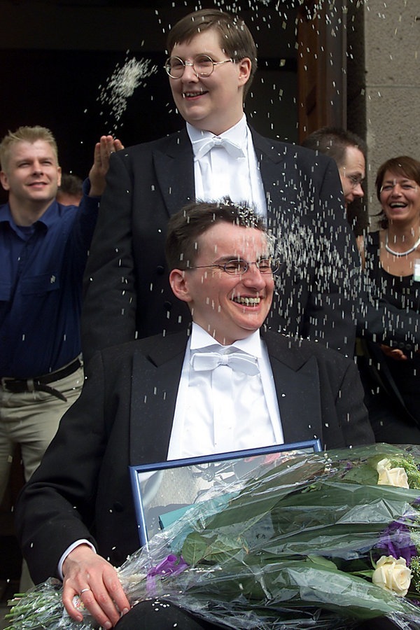 Gudrun Pannier (l) und Angelika Baldow verlassen am 1. August 2001 ein Standesamt in Berlin, in dem sie ihre Lebenspartnerschaft haben eintragen lassen. © dpa/dpaweb Foto: Wolfgang Kumm