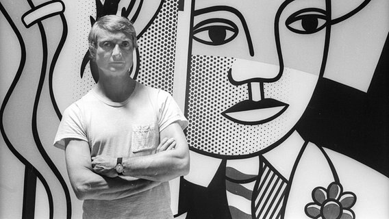 Der US-amerikanische Künster Roy Lichtenstein 1979 vor einem seiner Bilder. © picture alliance / Newscom Foto: Adam Scull/PHOTOlink