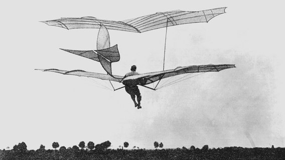 Der deutsche Ingenieur und Flugpionier Otto Lilienthal bei einem seiner Gleitversuche, undatierte Aufnahme. © picture-alliance / dpa 