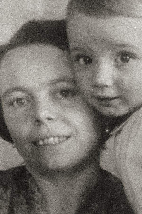 Christian Matthias Schröder mit seiner Mutter 1943. © privat 