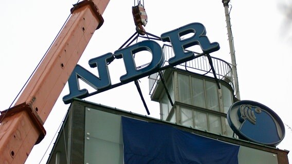 Das alte NDR Logo wird im Jahr 2001 vom Funkhausturm abgebaut © NDR Foto: Gita Mundry
