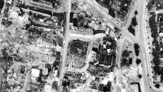 Luftbild vom 3. Juni 1943 nach Bombenangriffen im Zweiten Weltkrieg - mittig die Schilleroper auf St. Pauli (US-Aufnahme) © Feuerwehr Hamburg – Luftbildarchiv der Gefahrenerkundung Kampfmittelverdacht 