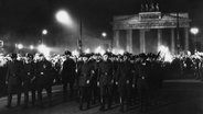 Anlässlich der Berufung Hitlers zum Reichskanzler zieht am 30. Januar 1933 ein Fackelzug der 