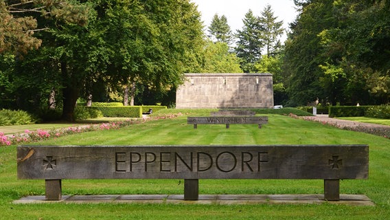 Das Mahnmal auf dem Friedhof Ohlsdorf für die Hamburger Opfer der alliierten Bombenangriffe 1943. Das Mahnmal auf dem Friedhof Ohlsdorf für die Hamburger Opfer der alliierten Bombenangriffe 1943. © picture alliance / dpa-tmn Foto: Andreas Heimann