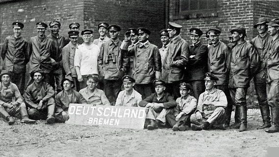 Die Mannschaft des Fracht-U-Bootes "Deutschland" 1916 in Baltimore.  