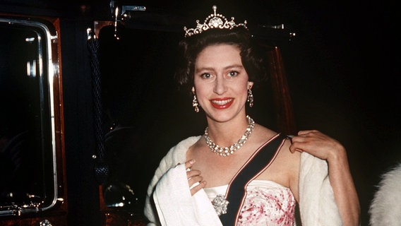 Prinzessin Margaret kommt in festlicher Robe 1972 zu einer Gala in London. © dpa-Fotoreport 