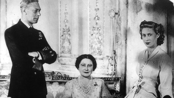 König George VI. von Großbritannien und seine Gattin Königin Elizabeth (Mitte) mit ihrer jüngsten Tochter Prinzessin Margaret Rose (18) im Buckingham Palast 1948. © dpa - Bildarchiv 
