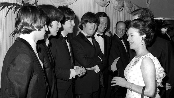 Die britische Prinzessin Margaret trifft am 29.7.1965 im Rahmen der Weltpremiere des neuen Beatles-Films "Help" in London mit den Band-Mitgliedern zusammen. © dpa - Fotoreport 