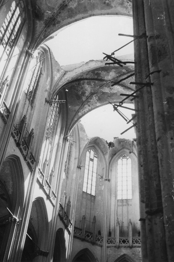 Die schwer zerstörte Lübecker Marienkirche nach den Bombenangriffen im März 1942. © picture-alliance / akg-images 