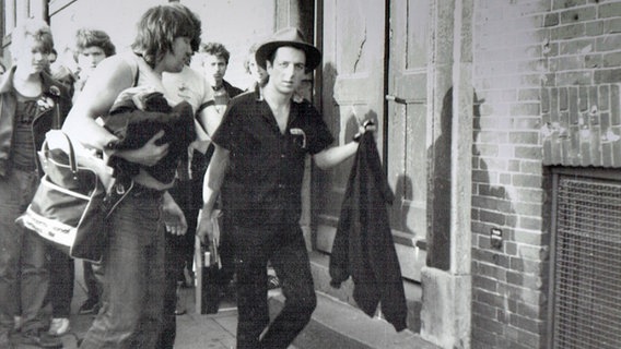 The Clash mit Sänger Joe Strummer (r.) gehen in die Markthalle Hamburg. © Markthalle Hamburg 
