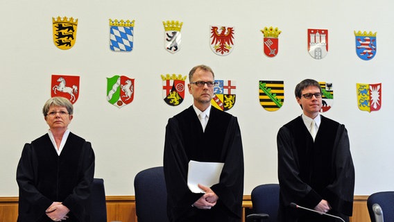 Die Richter am Landgericht, Gudrun Pudimat (v.l.), Berend Appelkamp (Vorsitz) und Arlo Meifort, stehen an der Richterbank. © picture alliance / dpa Foto: David Hecker Pool