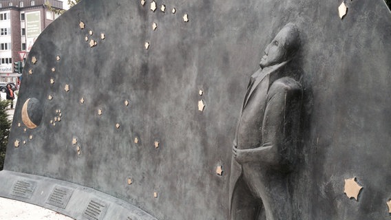 Das Denkmal von Matthias Claudius in Hamburg Wandsbek. Ein Relief von ihm guckt in den Sternenhimmel, unten steht der Text zu "Der Mond ist aufgegangen". © NDR Foto: Daniel Kaiser