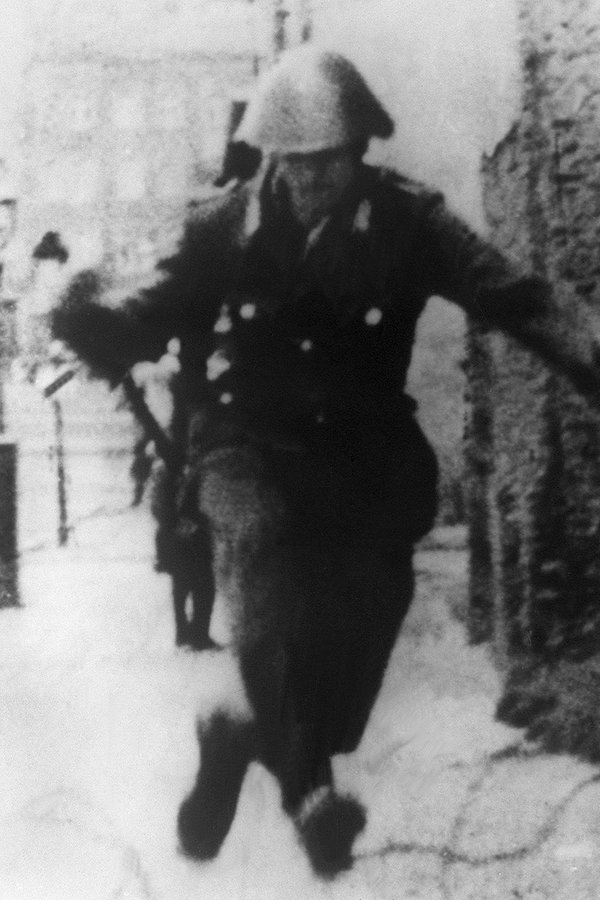 Der 19-jährige Conrad Schumann flüchtet am 15. August 1961 mit einem Sprung über eine Stacheldrahtabsperrung vom sowjetischen Sektor in den Westteil Berlins. © dpa Foto: UPI