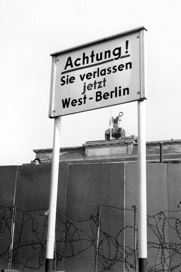"Achtung! Sie verlassen jetzt West-Berlin!" steht auf einem Schild vor dem durch den Mauerbau geschlossenen Übergang Brandenburger Tor im November 1961. © picture-alliance / akg-images Foto: Gert Schuetz