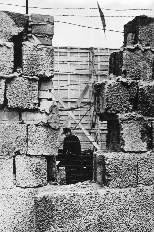 Durch eine Baulücke in der Mauer an der Bernauer Straße wir am 5. Januar 1962 der Blick auf ein Ost-Berliner Grenzposten frei. © picture-alliance / akg-images 