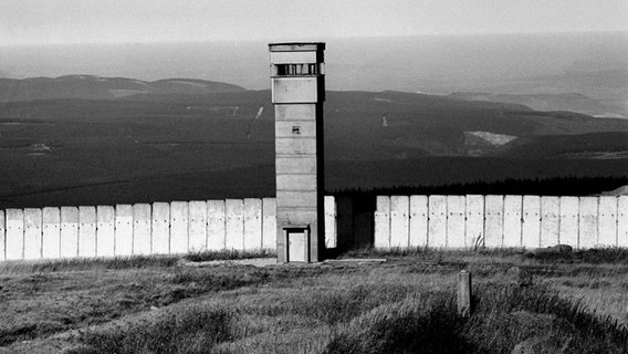 Grenzbefestigungsanlagen mit Wachturm an der ehemaligen deutsch-deutschen Grenze am Brocken © picture-alliance / akg-images Foto: Brigitte Hellgoth