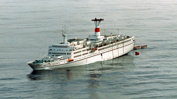 Das havarierte TS "Maxim Gorkiy" treibt im Juni 1989 im Nordmeer. © dpa - Report Foto: Scanpix