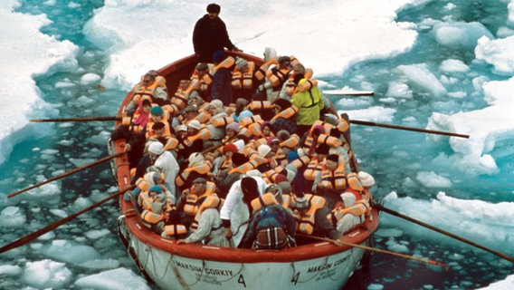 Passagiere der havarierten TS "Maxim Gorkiy" sitzen im Juni 1989 in einem Rettungsboot im Nordmeer. © dpa - Report Foto: Scanpix