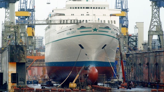 Das Kreuzfahrtschiff TS "Maxim Gorkiy" liegt im Dezember 2005 in einem Trockendock bei Blohm + Voss in Hamburg. © dpa Foto: Maurizio Gambarini