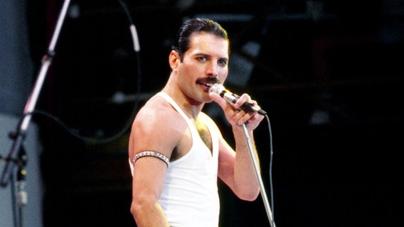 Freddie Mercury, Sänger der Rockband Queen, beim Live Aid Konzert in London 1985. © picture alliance / empics | PA 