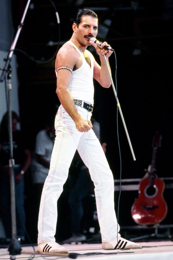 Freddie Mercury, Sänger der Rockband Queen, beim Live Aid Konzert in London 1985. © picture alliance / empics | PA 