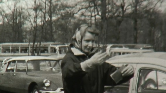 Liselotte Laves auf dem Waldparkplatz am Messegelände in Laatzen. © Familie Laves 