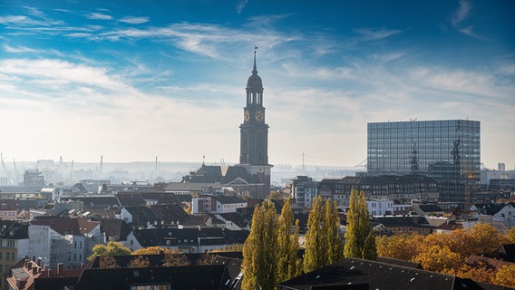 Blick über Hamburg mit dem Michel (Hauptkirche St. Michaelis) im Oktober 2021. © picture alliance/dpa Foto: Daniel Reinhardt