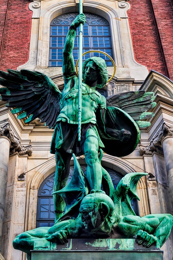 Der Erzengel Michael über dem Hauptportal der Kirche St. Miachelis in Hamburg. © picture alliance / Zoonar | ArTo 