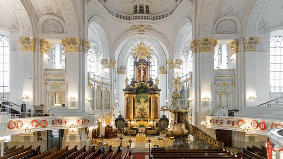Blick auf den Altar der evangelische Hauptkirche Sankt Michaelis (volkstümlich: Michel) in Hamburg im Jahr 2021. © picture alliance/dpa Foto: Markus Scholz
