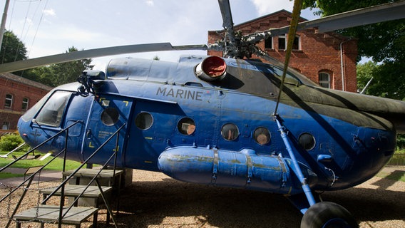 Hubschrauber des Typs Mi-8 im Marinemuseum Dänholm. © dpa Foto: Stefan Sauer