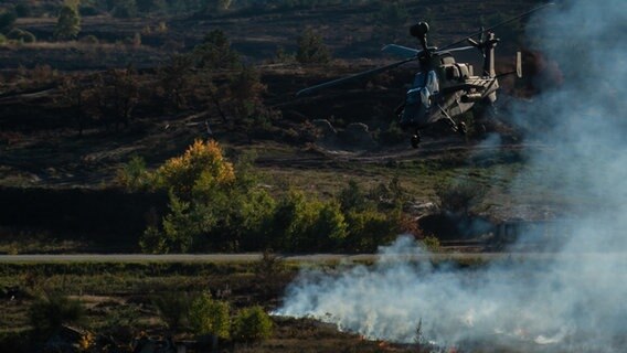 Ein Kampfhubschrauber vom Typ "Tiger" fliegt im Oktober 2018 bei einer Lehrübung über den Übungsplatz der Bundeswehr in Bergen. © picture alliance | dpa Foto: Philipp Schulze